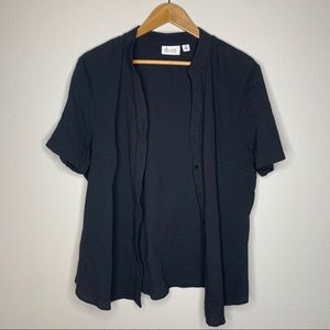 Black crinkle fabric shortsleeve button up collarless top